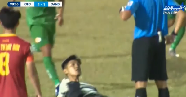 Cản phá penalty, thủ môn đội Cần Thơ trêu ngươi cực sốc trọng tài