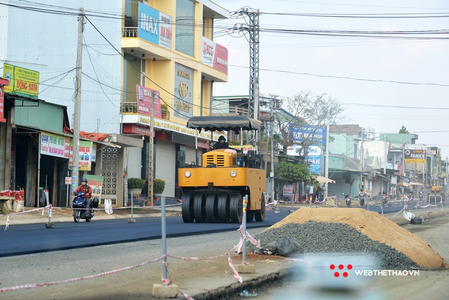 Làm đường “siêu tốc” phục vụ VĐV chạy Tiền Phong Marathon 2021