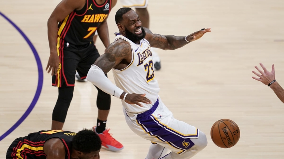 Tại sao chấn thương mắt cá của LeBron James nặng hơn bình thường?