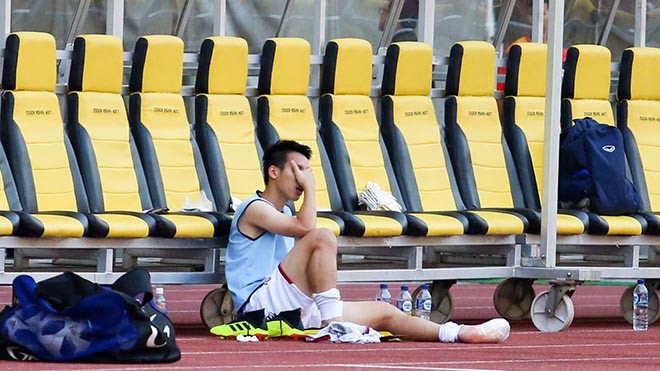 Đỗ Hùng Dũng nguy cơ gãy chân, tái hiện ác mộng chấn thương ở ASIAD 2018