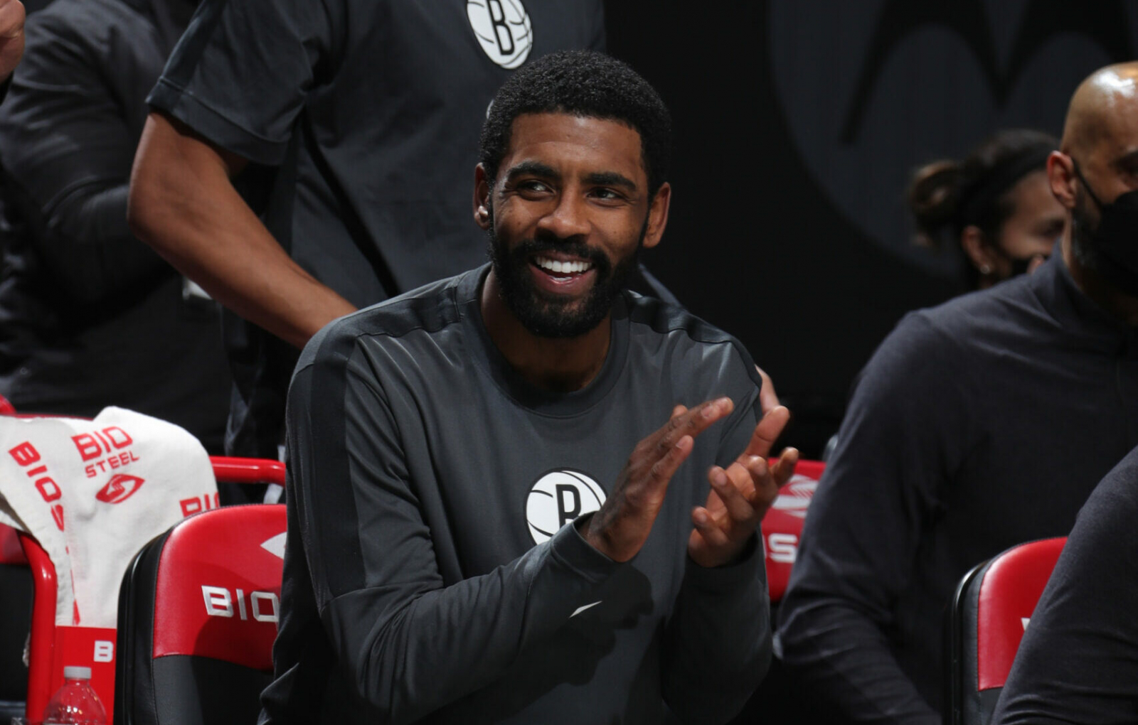 Kyrie Irving lại nghỉ thi đấu, lý do nhanh chóng bị bóc phốt!