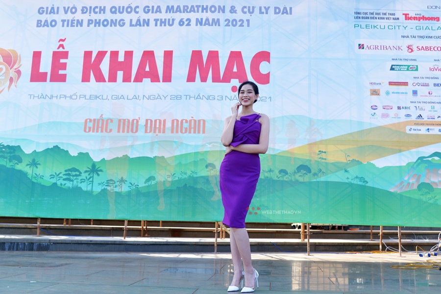 Hoa hậu Việt Nam Đỗ Thị Hà khoe dáng thon với váy tím gợi cảm ở Gia Lai