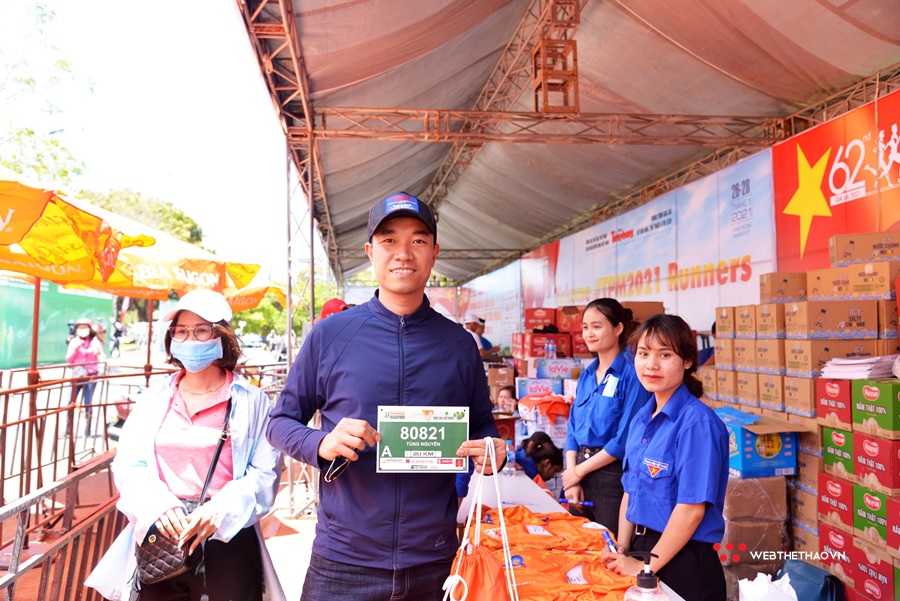 VĐV nhận racekit Tiền Phong Marathon 2021 nhanh gọn