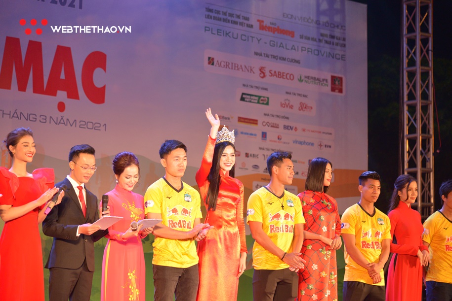 Cầu thủ HAGL rạng rỡ bên Hoa hậu Đỗ Thị Hà