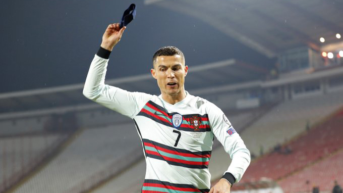 Ronaldo ném băng đội trưởng sau khi mất oan bàn thắng muộn