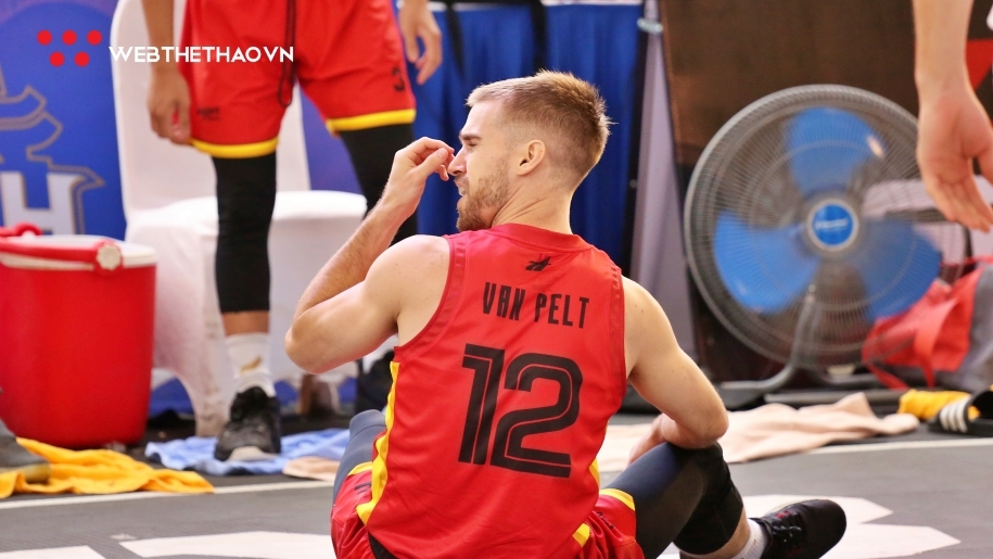 Matt Van Pelt nói gì sau khi dính cùi chỏ của Đặng Thái Hưng?