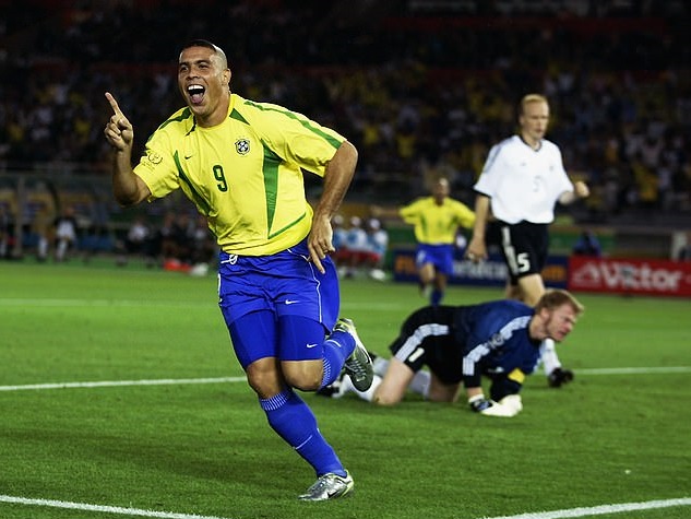 "Ro béo" xin lỗi khi tiết lộ bí mật về mái tóc ở World Cup 2002