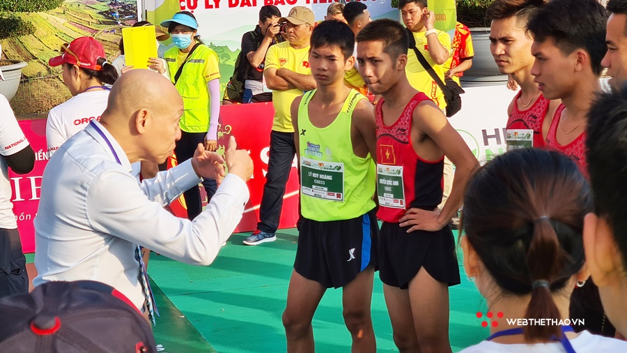 ‘Ông tổng trưởng điền kinh’ nói gì khiến VĐV sắp ngất cũng phải cố lết?