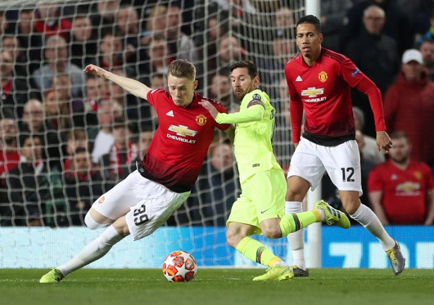 Messi suýt từ chối đổi áo đấu với sao MU do sự cố hiểu lầm