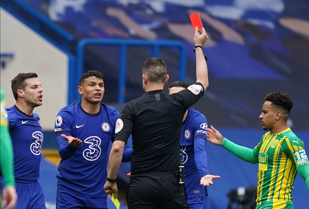 CĐV Chelsea phản ứng khi Silva nhận thẻ đỏ gây tranh cãi