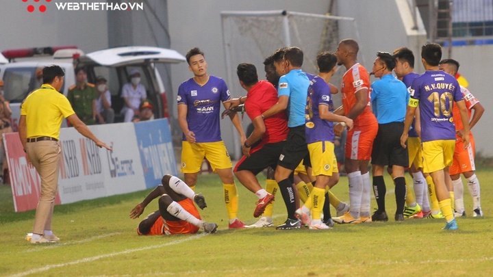 Việt Anh, Văn Quyết bị “treo giò”, Hà Nội FC ngồi trên đống lửa