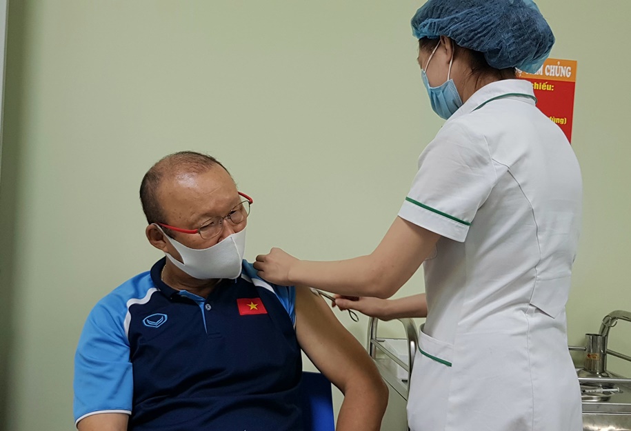 Cận cảnh HLV Park Hang Seo được tiêm vaccine ngừa COVID-19