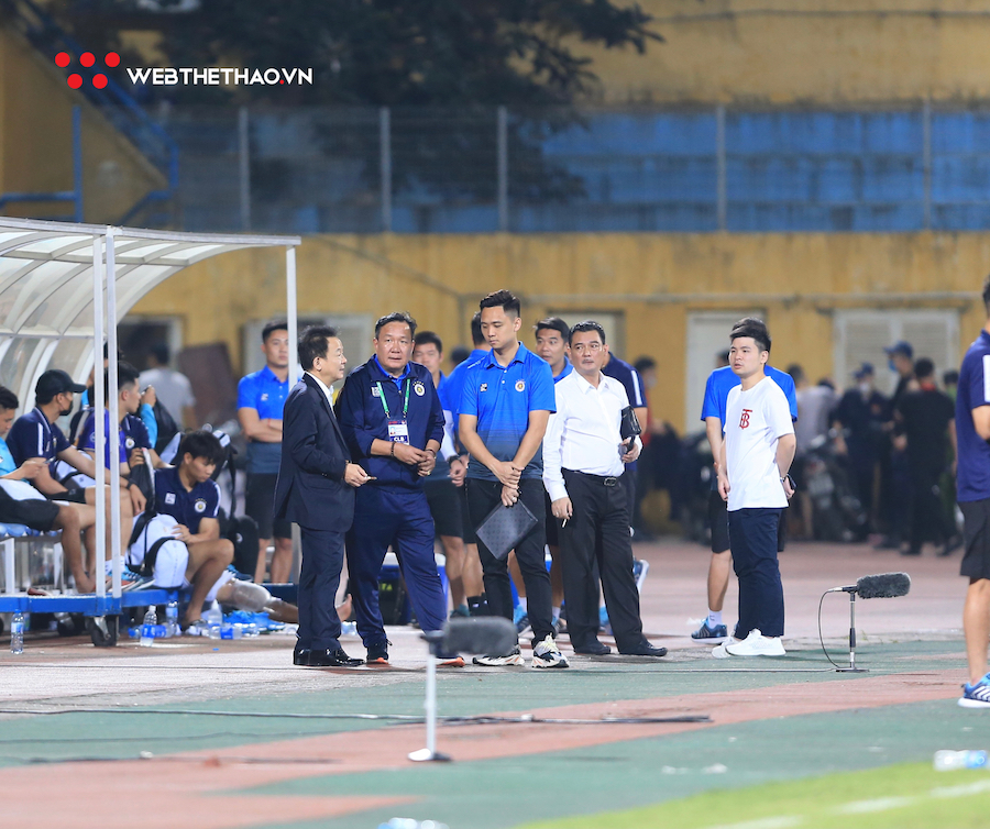 Hà Nội FC rơi vào khủng hoảng, bầu Hiển chỉ đạo "ngầm"