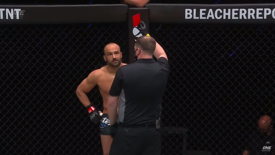 Eddie Alvarez bị xử thua vì lỗi đánh gáy giữa loạt tranh cãi nảy lửa