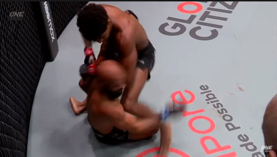 SỐC: Demetrious Johnson bị knockout lần đầu tiên trong sự nghiệp trước Adriano Moraes