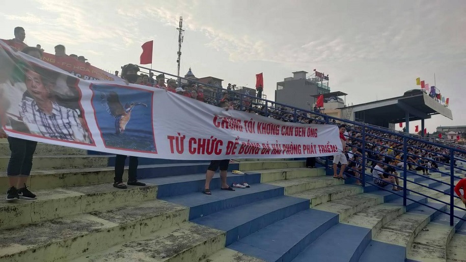 CĐV Hải Phòng căng băng rôn, yêu cầu Chủ tịch CLB từ chức