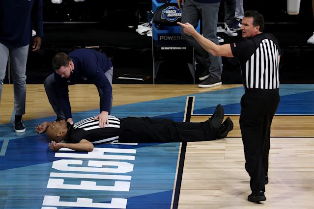 Khoảnh khắc đáng sợ chưa có lời giải trong trận Tứ kết NCAA March Madness