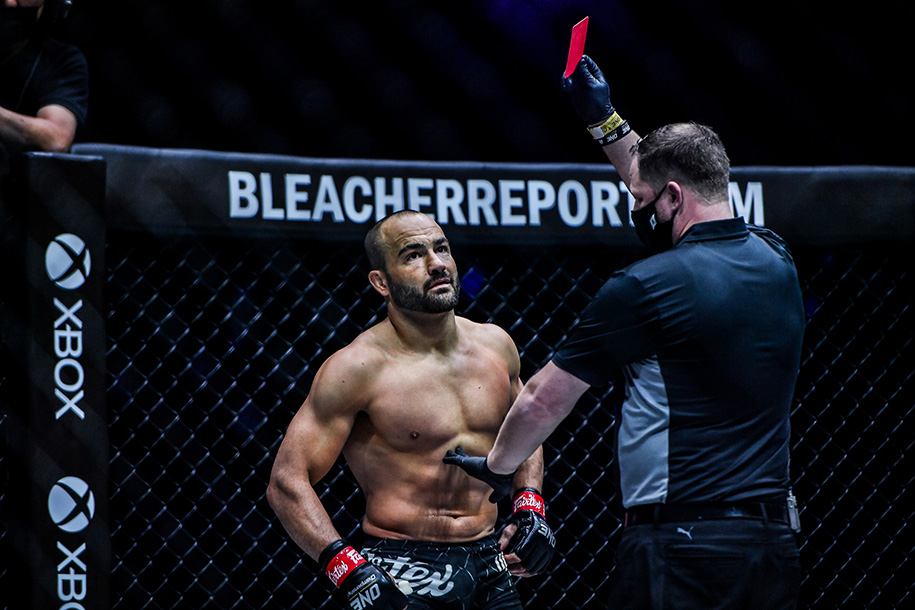 VIDEO Eddie Alvarez bật khóc sau cánh gà, kiến nghị lật lại kết quả