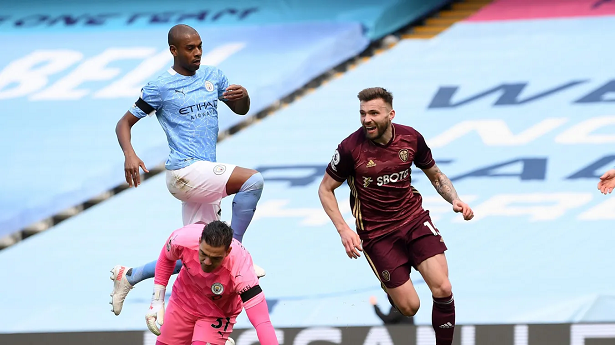 Man City thua sốc đối thủ còn 10 người với thống kê khó tin