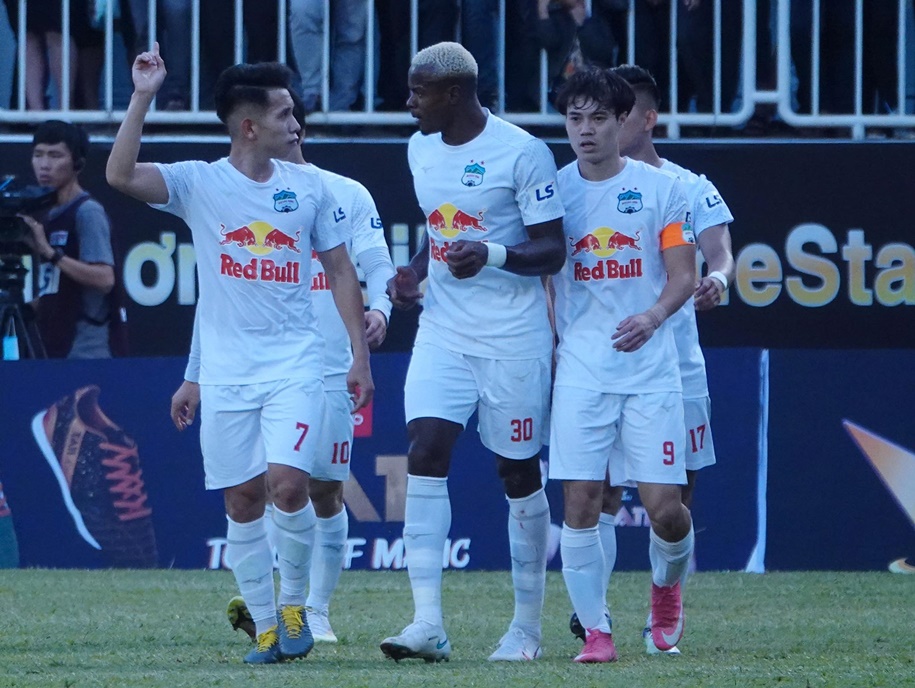 Dẫn trước 3-0, HAGL vẫn thắng nghẹt thở đến khó tin trước Nam Định