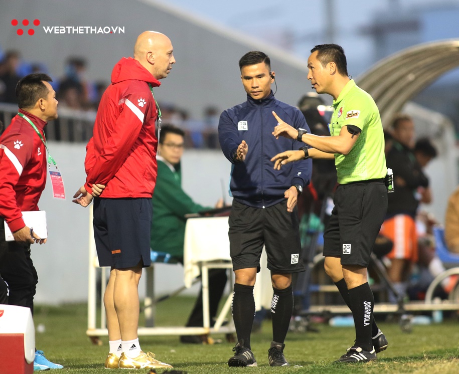 Chuyện lạ có thật tại V.League: Trợ lý HLV nhận nhiều thẻ hơn…cầu thủ