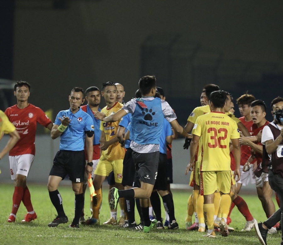 Thủ môn Thanh Thắng bất ngờ lên tiếng sau vụ đánh gãy răng trọng tài