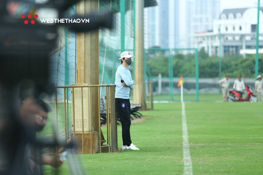 "Vị khách" được đồn đoán thay HLV Hoàng Văn Phúc "đột kích" buổi tập của Hà Nội FC