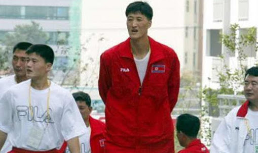 Trung phong Triều Tiên cao 2m35 và giấc mơ NBA tan nát vì chính trị!