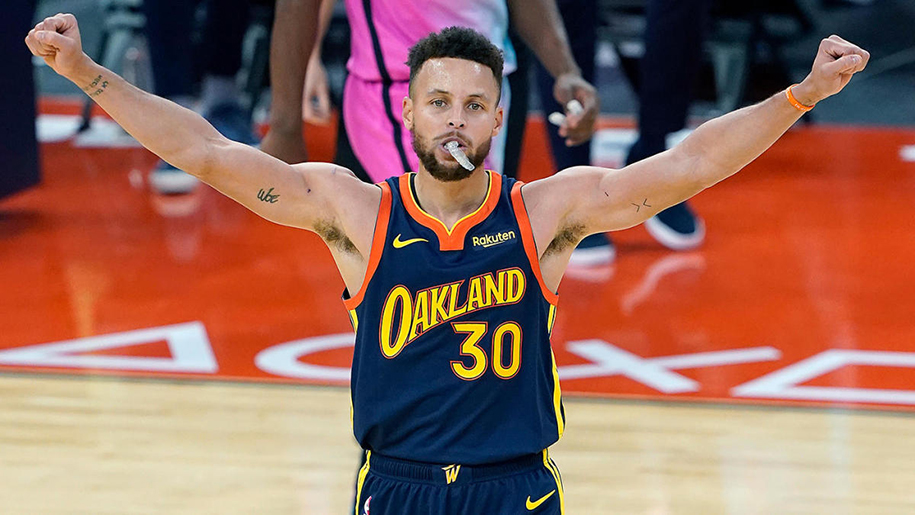Tiếp tục "tháng tư rực lửa", Stephen Curry quân bình kỷ lục của Kobe Bryant và Michael Jordan