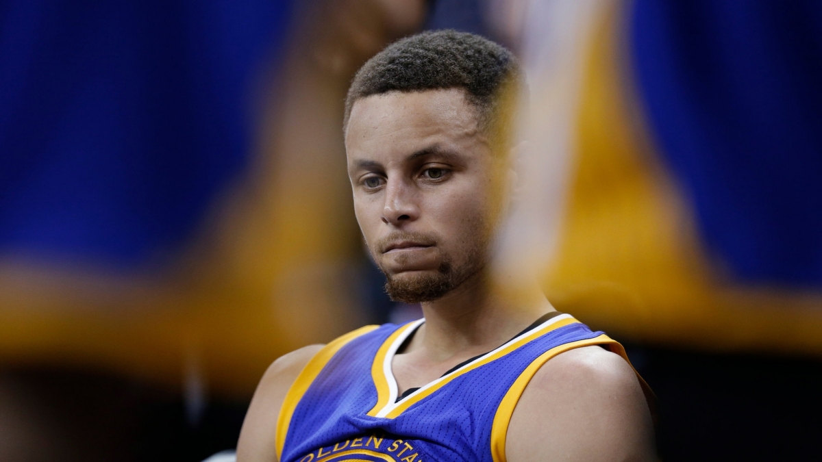 Tại sao ghi 49 điểm mà Steph Curry vẫn buồn rười rượi?