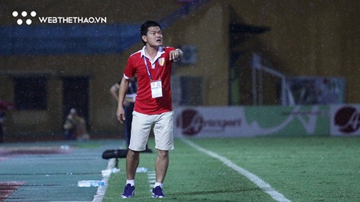 Nhận 3 thẻ vàng, HLV Nguyễn Văn Sỹ "gây khó" cho Nam Định