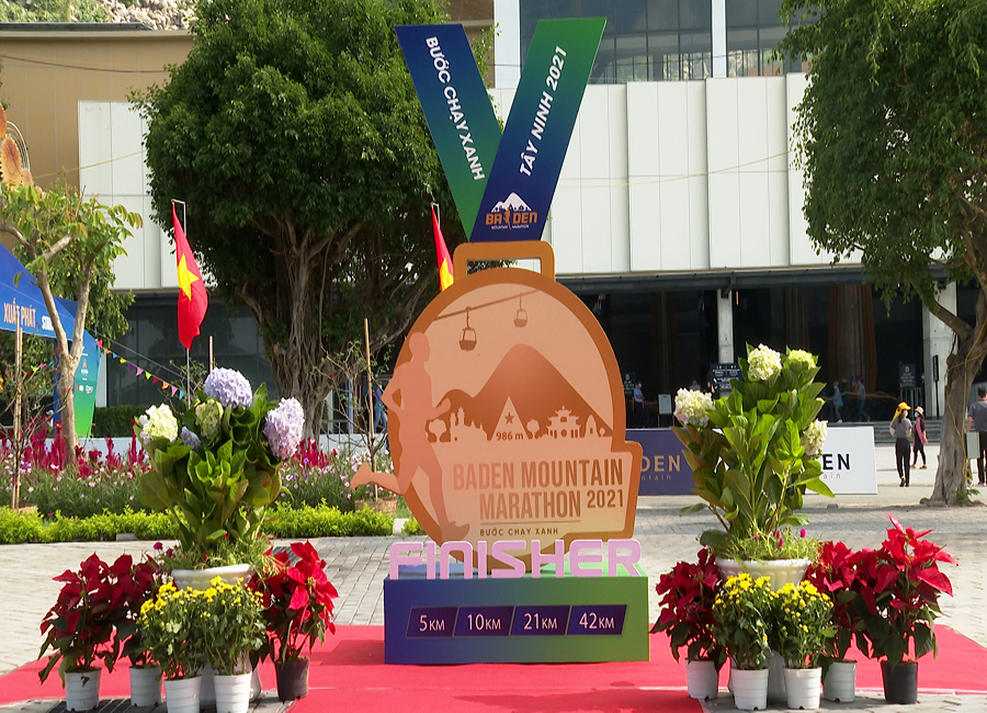 BaDen Mountain Marathon lan tỏa thông điệp “Bước chạy xanh” bảo vệ môi trường || Marathon
