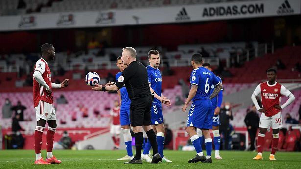 Arsenal mất phạt đền tranh cãi khi VAR bắt việt vị từng milimet
