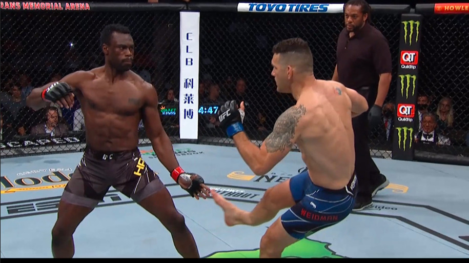 Chris Weidman tự làm gãy chân sau đòn đá đầu tiên lên Uriah Hall