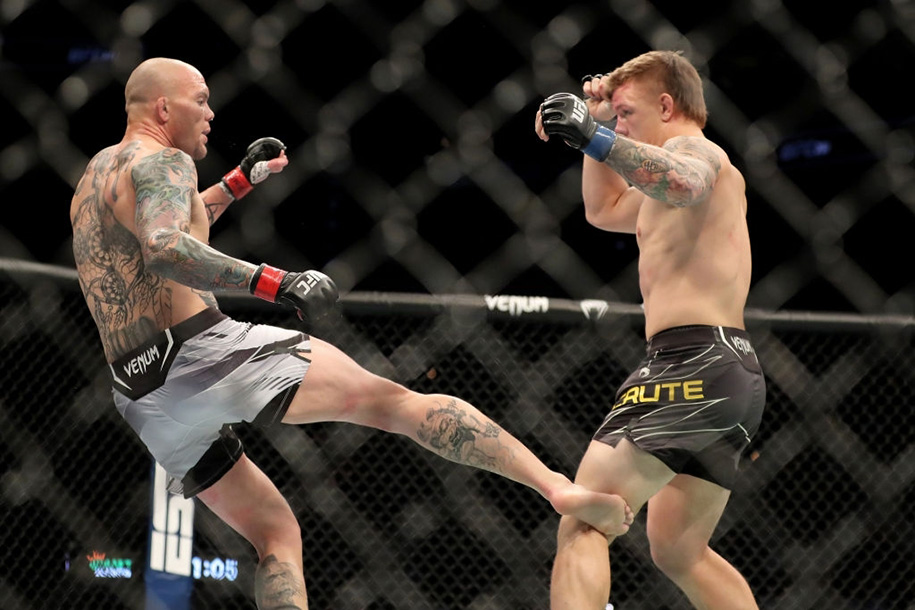 Anthony Smith hạ gục Jimmy Crute bằng đòn đá lật cổ chân