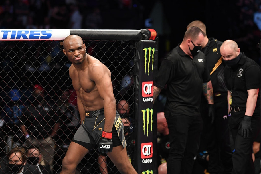 Giới võ sĩ chúc mừng Kamaru Usman sau khi phá kỷ lục của Georges St-Pierre