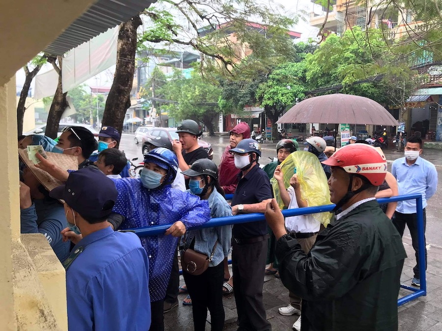 Bất chấp mưa gió, CĐV Thanh Hoá xếp hàng mua vé trận gặp HAGL