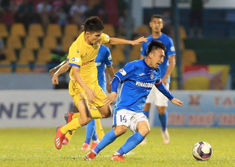 Nam Định gây sốc khi leo lên vị trí thứ 3 V.League 2021