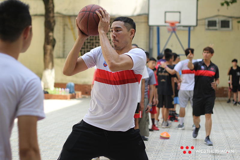 Thang Long Warriors mang niềm đam mê trái bóng cam tới Dewey Schools