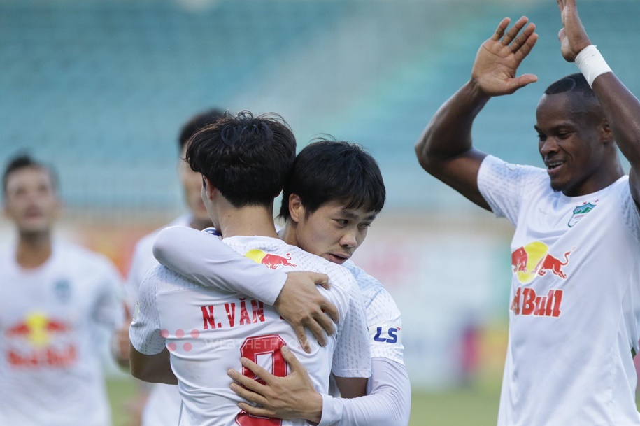 Kết quả v&ograve;ng 12 V.League 2021: HAGL bị c&acirc;̀m ch&acirc;n, Hà N&ocirc;̣i cắt đứt mạch thua