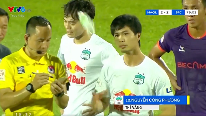 Công Phượng ném chai nước phản ứng trọng tài