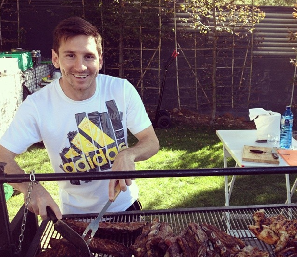 Messi lần đầu tiên mời đồng đội về nhà trước trận đánh lớn