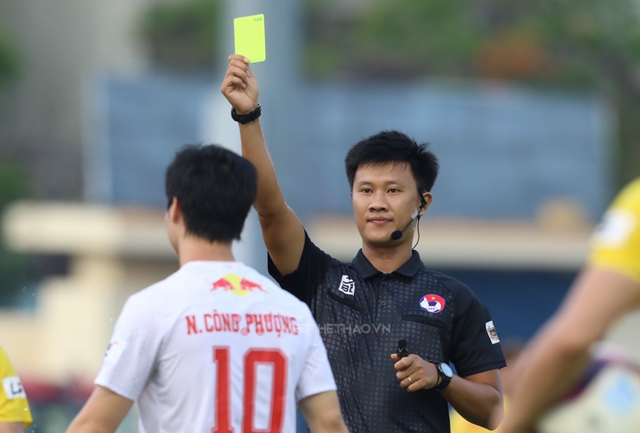 Công Phượng đang có "thói quen" phản ứng trọng tài?