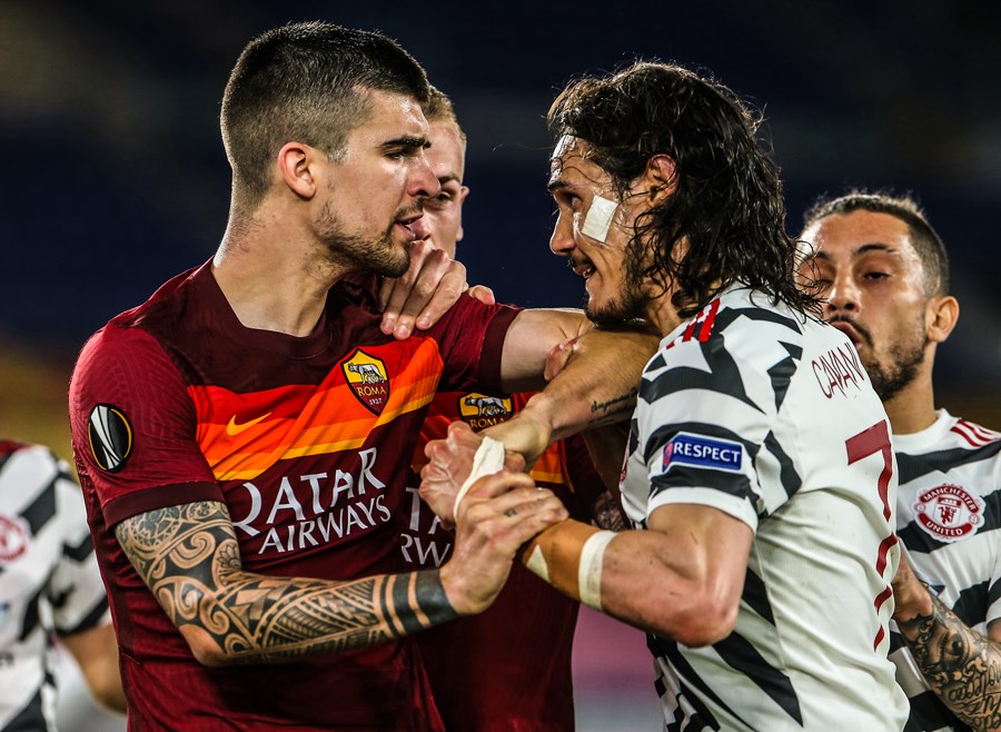 CĐV MU hết lời khen ngợi Cavani ra mặt bảo vệ đàn em