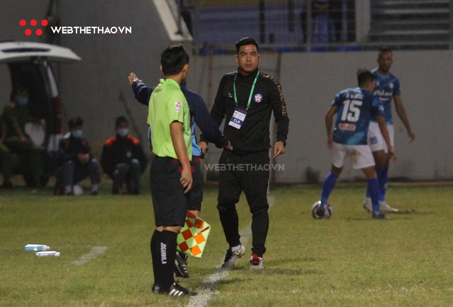 Thêm một trợ lý ở V.League bị đình chỉ vì nhận đủ ba thẻ vàng