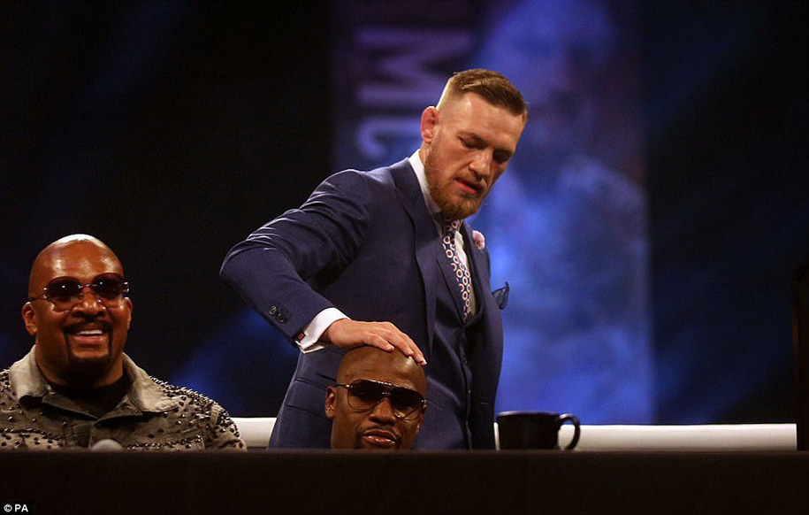 Conor McGregor chế giễu vụ việc Floyd Mayweather Jr và Jake Paul: Kiếm hàng thật mà đánh