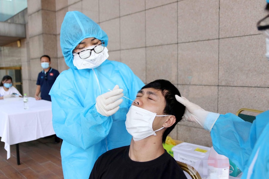 ĐT Việt Nam xét nghiệm COVID-19, chuẩn bị được tiêm vaccine đợt 2