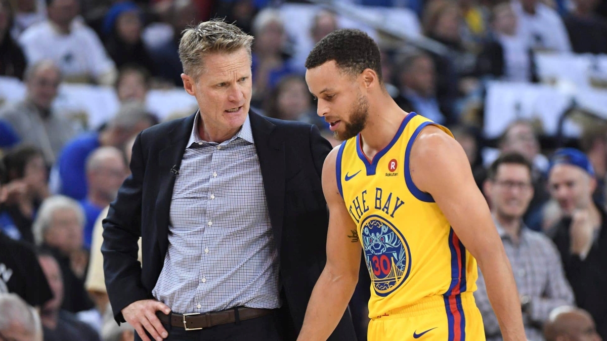 HLV Steve Kerr nói gì khi lại ngăn Steph Curry phả kỷ lục của Klay Thompson?