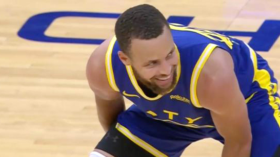 Video: Stephen Curry cũng chỉ biết cười sau khi "bỏ túi" game-winner trước Utah Jazz