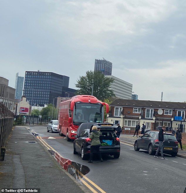 Xe buýt Liverpool bị thủng lốp, bị CĐV M.U chặn đường